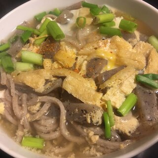 こんにゃく、油揚げ、小葱の卵とじ蕎麦